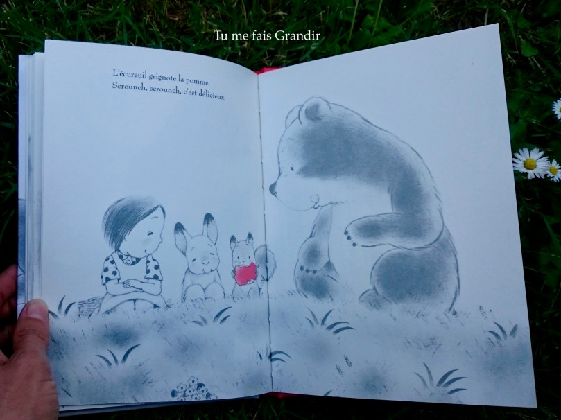 La pomme rouge mange la pomme