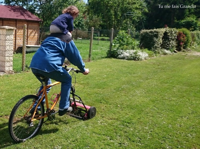 velo-tondeuse-en-action