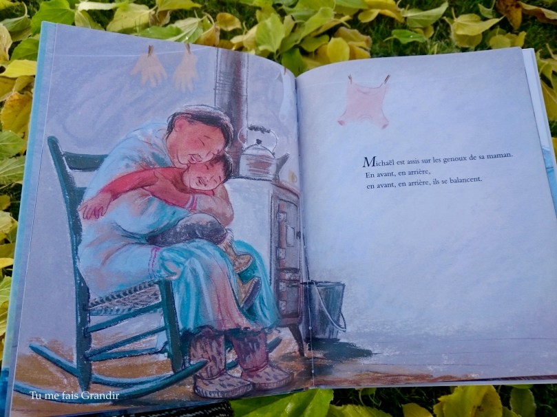 Sur les genoux de maman balancent