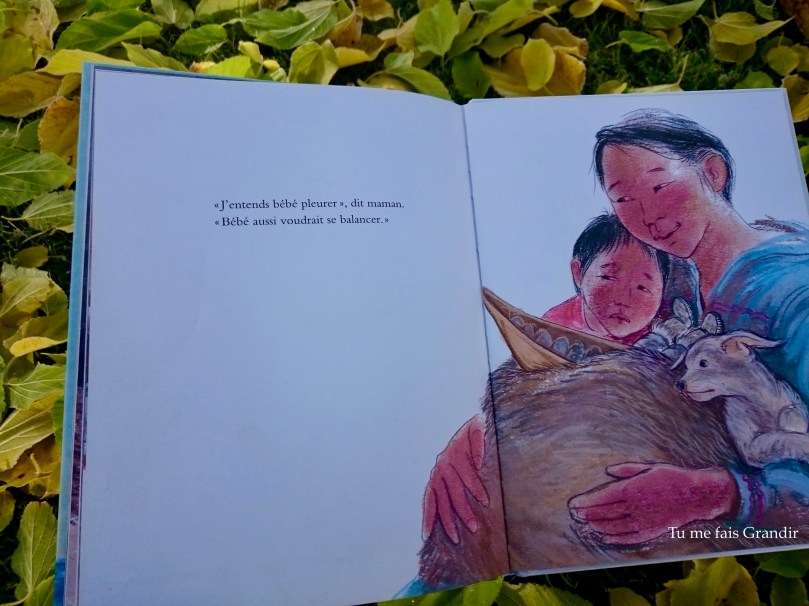 Sur les genoux de maman bébé pleure