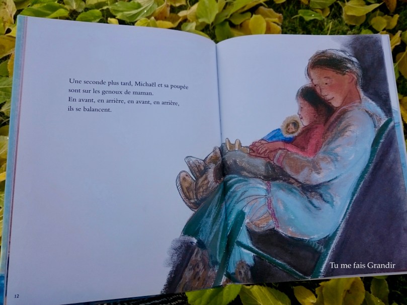 Sur les genoux de maman poupée balancent