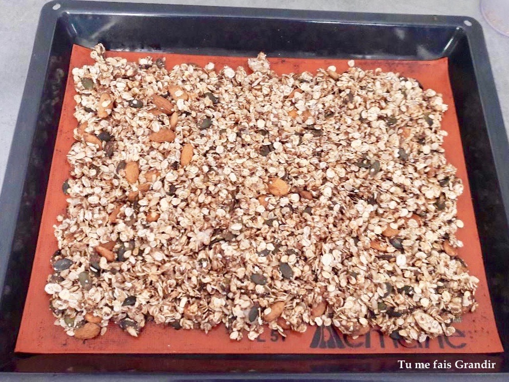 Ingrédients du Granola étalé sur la plaque du four.