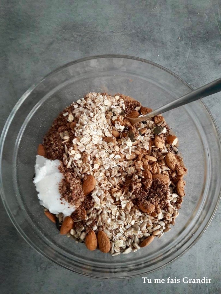 Ingrédients du Granola prêt à être mélangé.